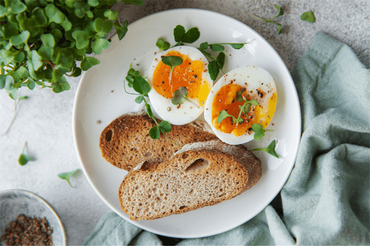 Eggs and wholegrain toast with kefir