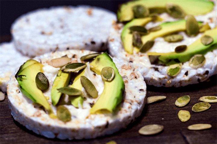 Avocado rice cakes with pumpkin seeds