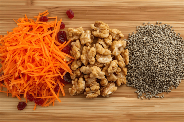 Grated carrot with raisins, crushed walnuts and poppy seeds