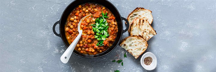 One-pot bean dish with crusty bread