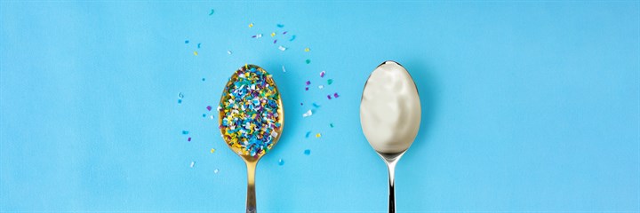 Spoon with coloured paper and spoon with yoghurt