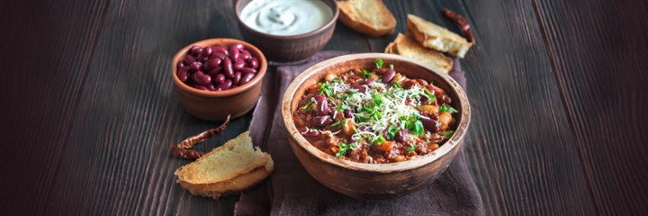 Chilli in bowls and crusty bread