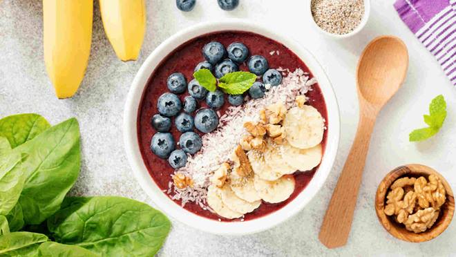 Breakfast bowl with berries