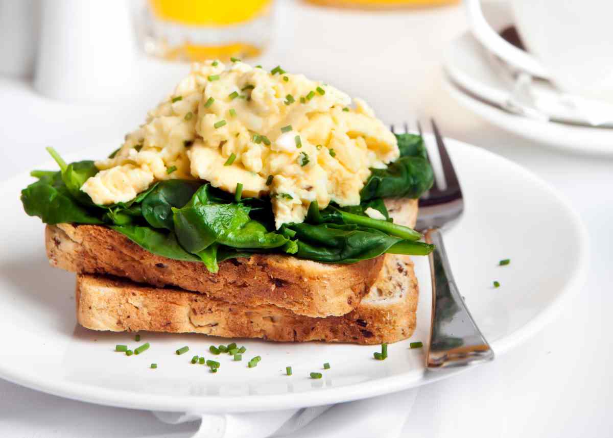 Scrambled eggs on wholemeal toast