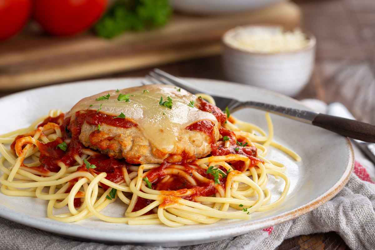 Spaghetti with chicken breast and tomato sauce
