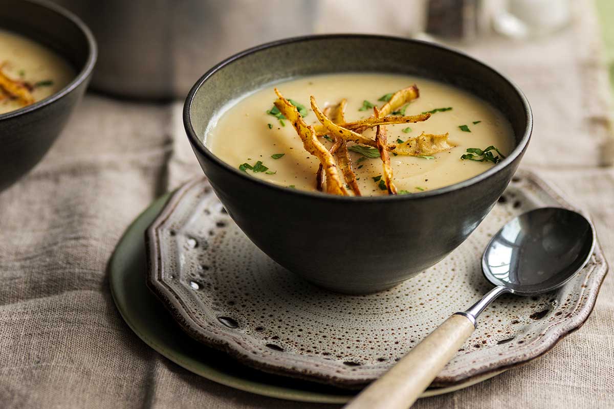  Creamy parsnip soup with parsnip chips